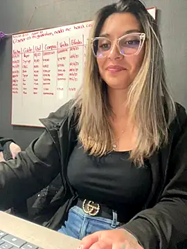 Isabella Varella online show from November 2025 01:03:02 AM