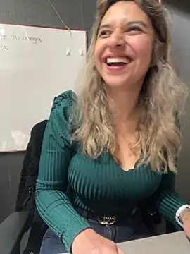 Isabella Varella online show from December 2025 01:28:01 PM