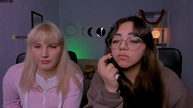 Snapshot of kiki_swan chatting on February 2026 07:18:01 AM kiki swan online show from February 2026 07:18:01 AM