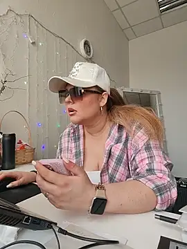 Snapshot of Juicy_PeachLux chatting on May 2026 05:49:01 AM Juicy PeachLux online show from May 2026 05:49:01 AM