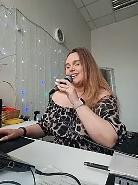 Snapshot of Juicy_PeachLux chatting on May 2026 11:28:01 AM Juicy PeachLux online show from May 2026 11:28:01 AM