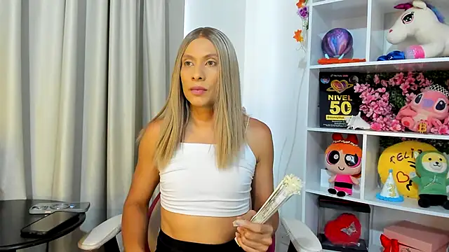 Snapshot of davinaclaire chatting on July 2026 05:05:01 PM davinaclaire online show from July 2026 05:05:01 PM