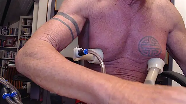 Snapshot of munichrubber chatting on October 2025 05:10:02 PM munichrubber online show from October 2025 05:10:02 PM