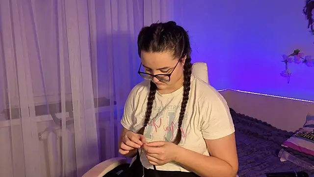 MiraLuccian online show from September 2025 07:59:01 PM