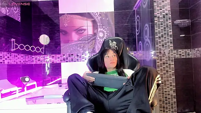 Small Hot19 online show from May 2026 12:11:02 PM