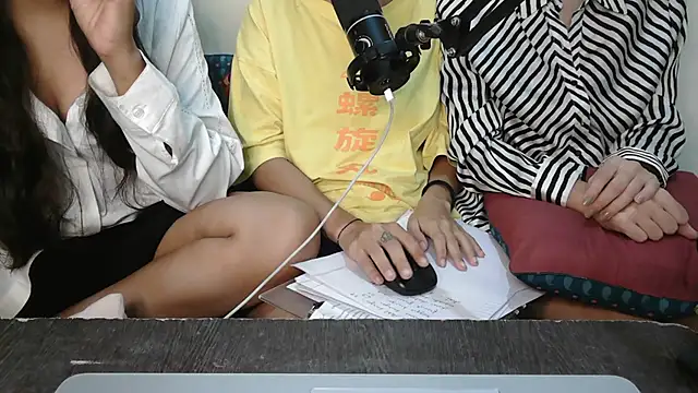 Snapshot of NaughtyThrouple007 chatting on September 2025 06:08:02 PM NaughtyThrouple007 online show from September 2025 06:08:02 PM