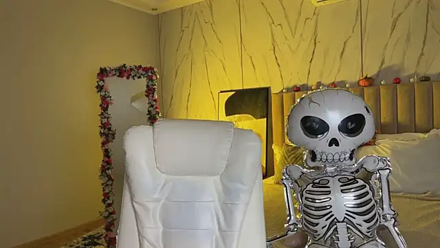 Snapshot of _Vikky_Moon_ chatting on October 2025 12:47:02 AM Vikky Moon online show from October 2025 12:47:02 AM