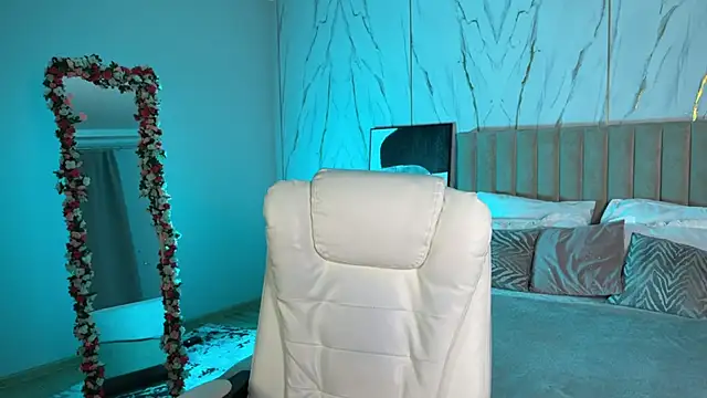 Snapshot of _Vikky_Moon_ chatting on December 2025 01:00:01 AM Vikky Moon online show from December 2025 01:00:01 AM