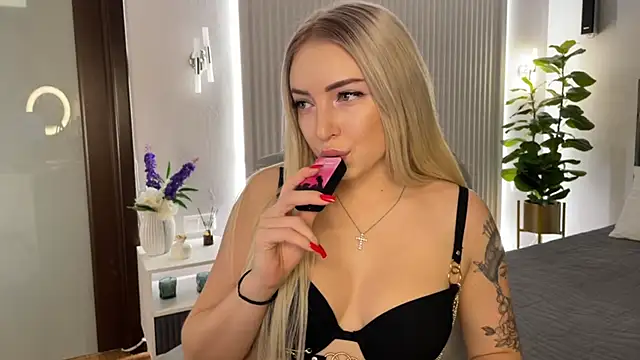 Snapshot of OhMyEmma chatting on November 2025 01:15:01 AM OhMyEmma online show from November 2025 01:15:01 AM