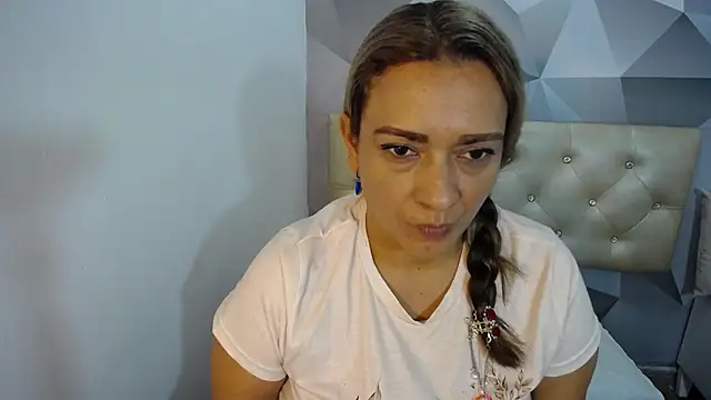 Snapshot of Milf-Prettyboobs chatting on December 2025 06:23:01 PM Milf-Prettyboobs online show from December 2025 06:23:01 PM