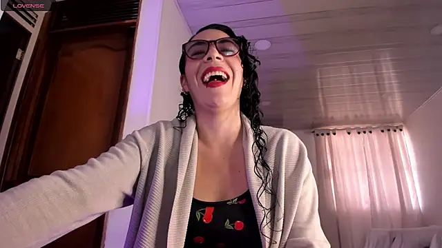 Snapshot of mia_velvet1 chatting on May 2026 12:32:01 PM mia velvet1 online show from May 2026 12:32:01 PM