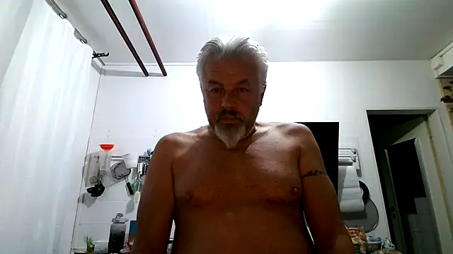 Snapshot of Berg_Boy chatting on May 2026 09:31:01 PM Berg Boy online show from May 2026 09:31:01 PM