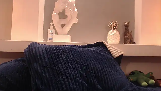 milu w4llace online show from November 2025 08:05:01 PM