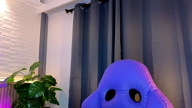 Snapshot of TiffanyWalk chatting on October 2025 11:40:01 AM TiffanyWalk online show from October 2025 11:40:01 AM