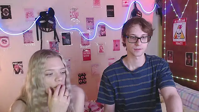 Snapshot of Your_Horny_Friends chatting on September 2025 11:33:01 AM Your Horny Friends online show from September 2025 11:33:01 AM