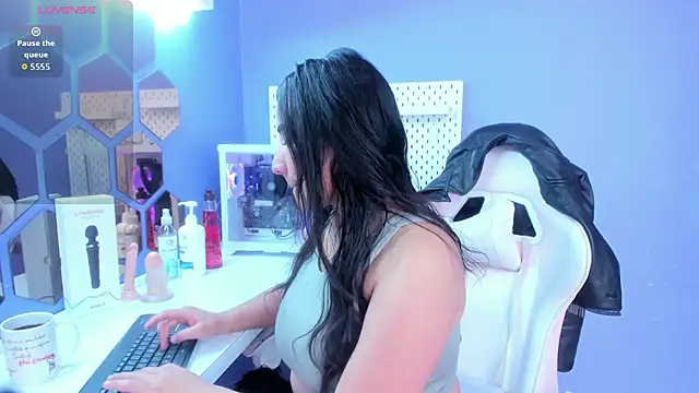 Snapshot of Alice_26_ chatting on December 2025 01:53:01 PM Alice 26 online show from December 2025 01:53:01 PM