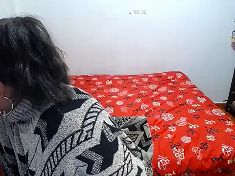 Snapshot of Tu-Reina chatting on October 2025 02:33:01 AM Tu-Reina online show from October 2025 02:33:01 AM