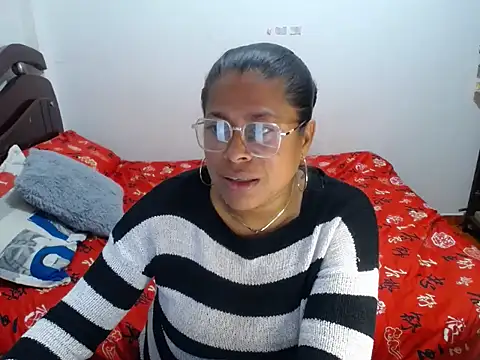 Snapshot of Tu-Reina chatting on October 2025 02:45:02 AM Tu-Reina online show from October 2025 02:45:02 AM