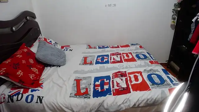 Snapshot of Tu-Reina chatting on October 2025 01:57:01 AM Tu-Reina online show from October 2025 01:57:01 AM