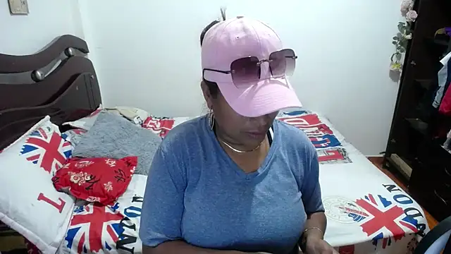 Snapshot of Tu-Reina chatting on October 2025 06:58:02 PM Tu-Reina online show from October 2025 06:58:02 PM