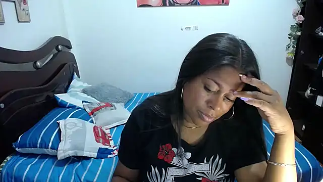 Snapshot of Tu-Reina chatting on November 2025 01:26:02 AM Tu-Reina online show from November 2025 01:26:02 AM