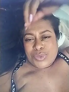 Snapshot of Tu-Reina chatting on November 2025 06:02:01 AM Tu-Reina online show from November 2025 06:02:01 AM