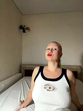 Nikusia online show from October 2025 01:42:02 PM