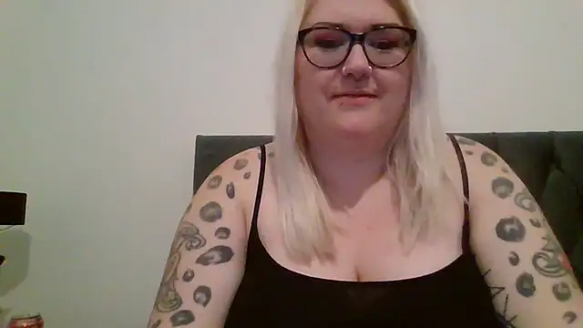 Snapshot of Sizzling_Indie36 chatting on March 2025 11:23:01 PM Sizzling Indie36 online show from March 2025 11:23:01 PM