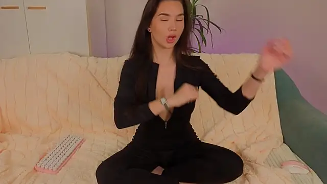 Snapshot of EmiliaDroll chatting on November 2025 04:37:01 AM EmiliaDroll online show from November 2025 04:37:01 AM