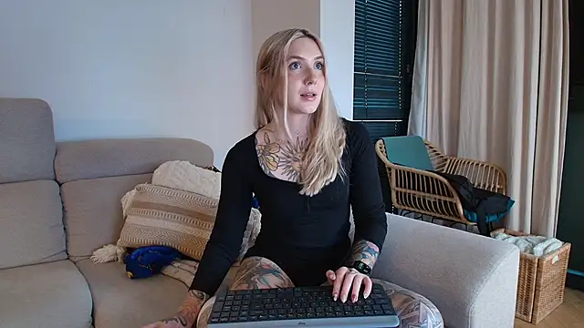 Snapshot of tattoobbgirl chatting on March 2026 05:42:02 PM tattoobbgirl online show from March 2026 05:42:02 PM
