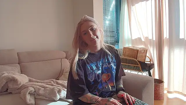 Snapshot of tattoobbgirl chatting on May 2026 04:17:02 PM tattoobbgirl online show from May 2026 04:17:02 PM