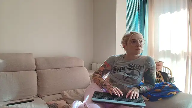 Snapshot of tattoobbgirl chatting on June 2026 03:55:02 PM tattoobbgirl online show from June 2026 03:55:02 PM