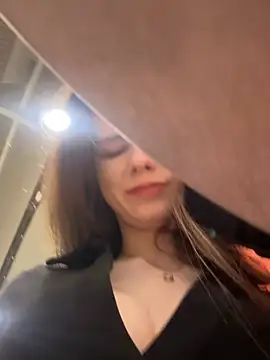 Snapshot of MilaBee chatting on February 2026 09:36:02 AM MilaBee online show from February 2026 09:36:02 AM