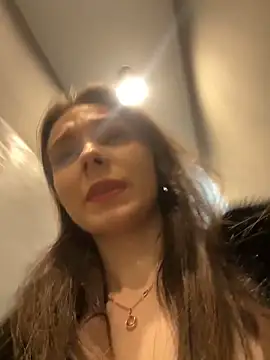 Snapshot of MilaBee chatting on February 2026 05:33:02 AM MilaBee online show from February 2026 05:33:02 AM