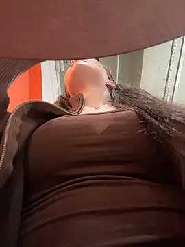 Snapshot of MilaBee chatting on February 2026 11:19:01 AM MilaBee online show from February 2026 11:19:01 AM