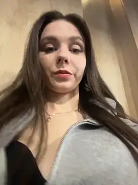 Snapshot of MilaBee chatting on February 2026 05:05:02 AM MilaBee online show from February 2026 05:05:02 AM