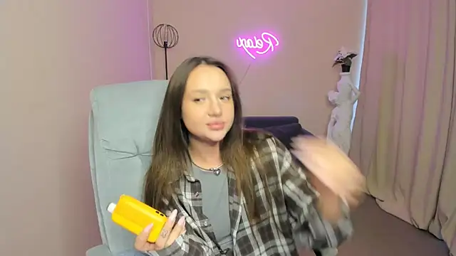 LynnaCurvin online show from March 2025 12:14:02 PM