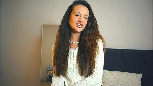 LynnaCurvin online show from March 2025 12:17:01 PM