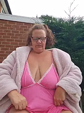 Snapshot of MissQueenBeex chatting on June 2026 08:05:02 AM MissQueenBeex online show from June 2026 08:05:02 AM
