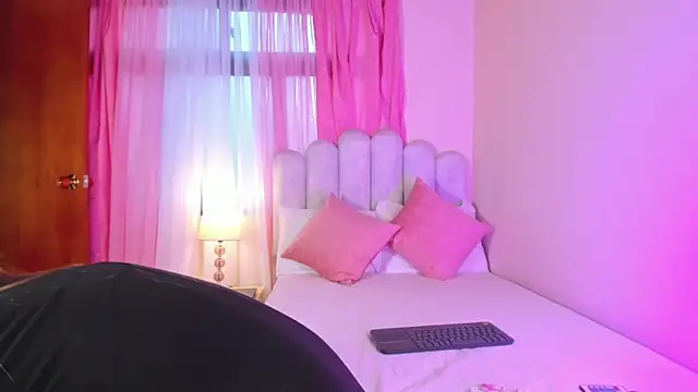 Snapshot of zaraquiinn chatting on November 2025 09:57:01 PM zaraquiinn online show from November 2025 09:57:01 PM