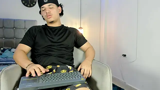 samxx muscle online show from November 2025 01:00:01 PM