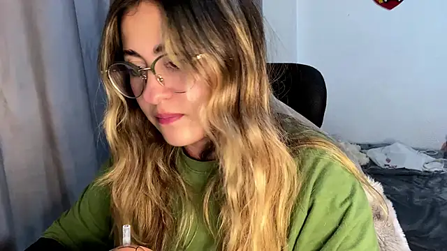 Snapshot of emma__bell_ chatting on November 2025 11:46:01 PM emma bell online show from November 2025 11:46:01 PM