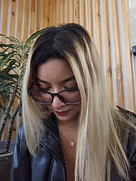 Pretty roxxyy online show from April 2026 02:25:02 PM