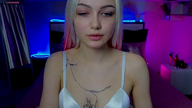 LinaLirian online show from November 2025 01:51:01 PM