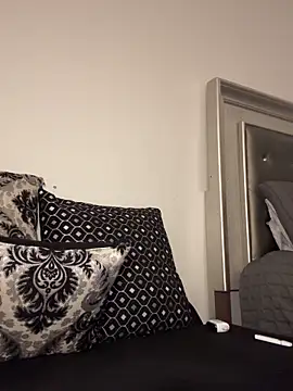 Snapshot of RoyalQueen2u chatting on October 2025 01:36:02 AM RoyalQueen2u online show from October 2025 01:36:02 AM