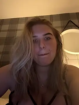 Snapshot of CutieCurvyGirlxo chatting on October 2025 11:59:02 PM CutieCurvyGirlxo online show from October 2025 11:59:02 PM