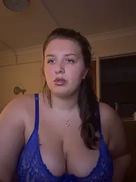 Snapshot of CutieCurvyGirlxo chatting on February 2026 10:41:01 PM CutieCurvyGirlxo online show from February 2026 10:41:01 PM