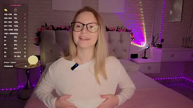 Snapshot of FlowersLover chatting on October 2025 07:47:02 PM FlowersLover online show from October 2025 07:47:02 PM