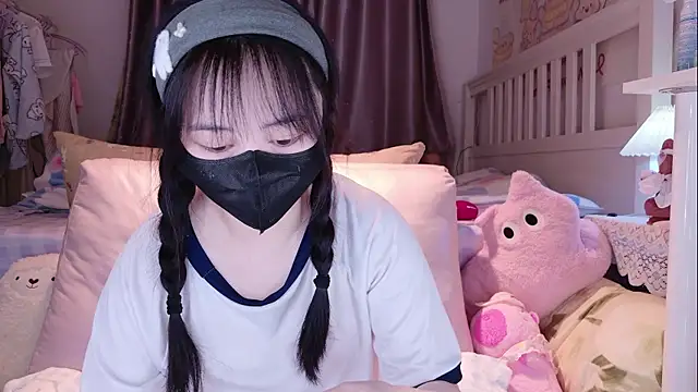 Snapshot of love-uiui chatting on November 2025 04:18:02 PM love-uiui online show from November 2025 04:18:02 PM