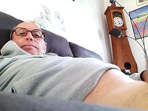 Snapshot of Vince072 chatting on September 2025 09:24:01 AM Vince072 online show from September 2025 09:24:01 AM